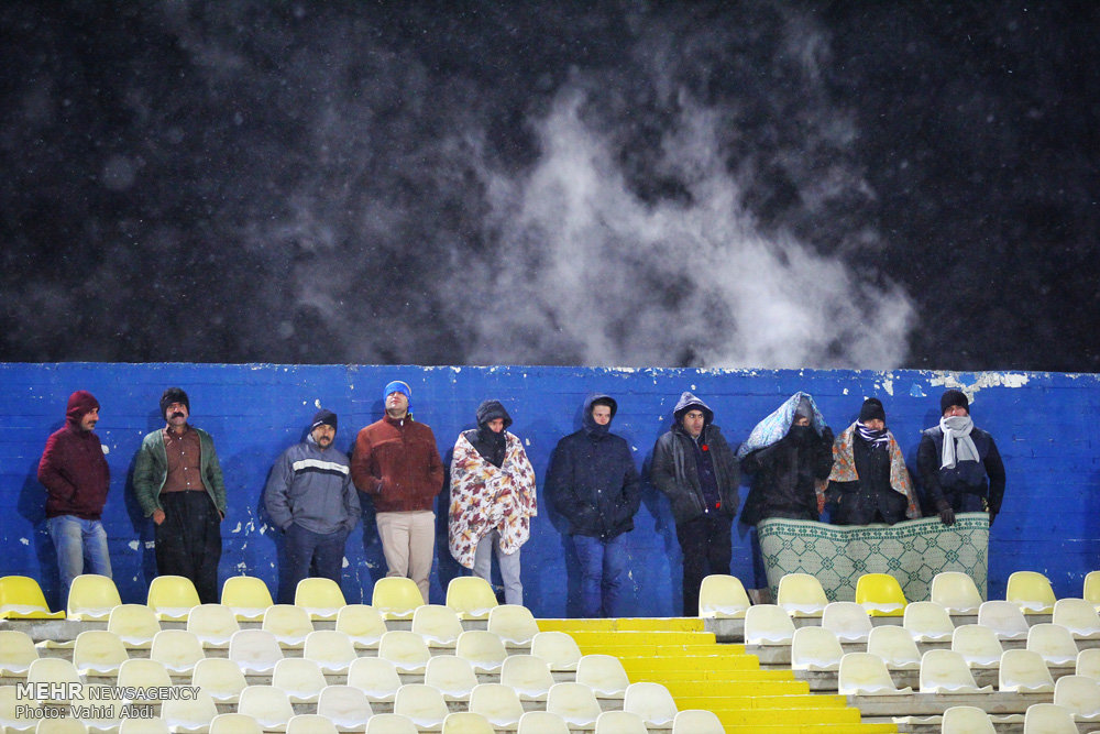 Football in snow blizzard: Esteghlal 3-0 Machinsazi