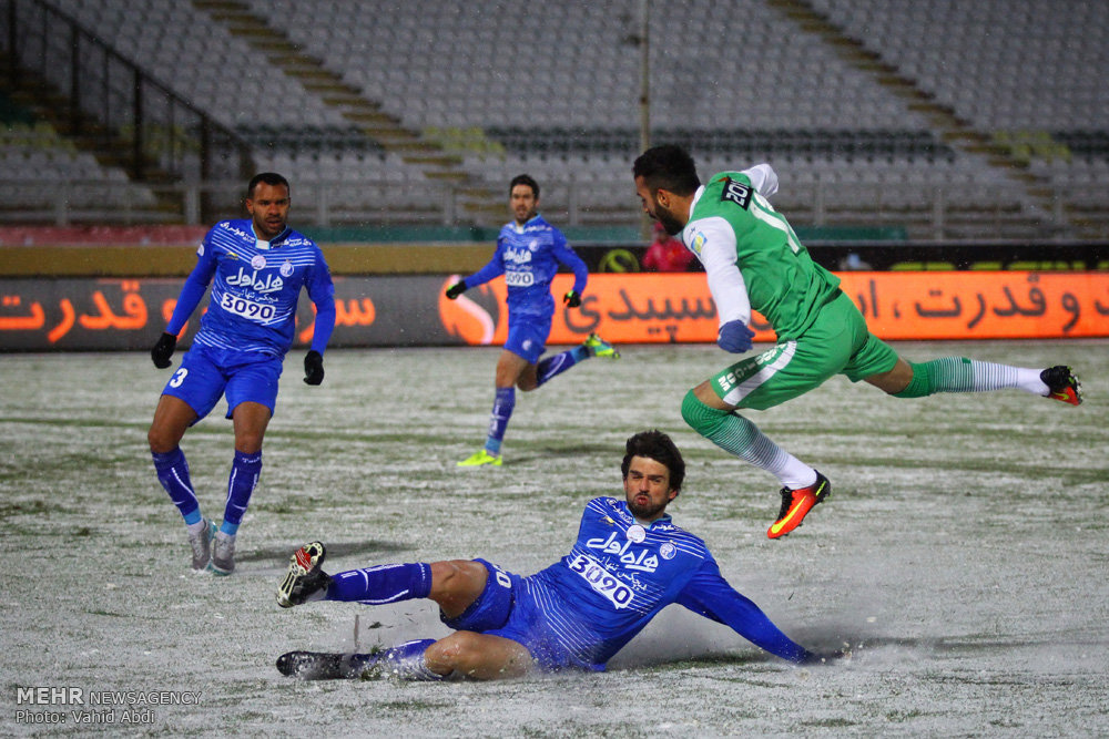 Football in snow blizzard: Esteghlal 3-0 Machinsazi