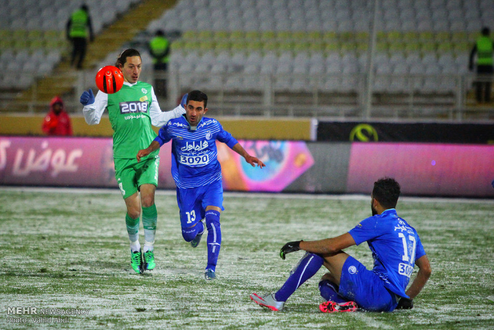 Football in snow blizzard: Esteghlal 3-0 Machinsazi