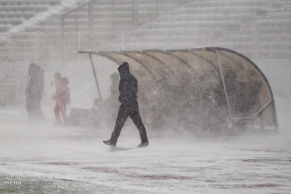 Football in snow blizzard: Esteghlal 3-0 Machinsazi