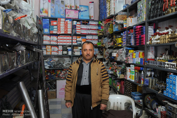 ابوبکر محمدزاده با دریافت وام از کمیته امداد امام خمینی (ره) مریوان به ایجاد مغازه لوله و اتصالات باز کرده است.
