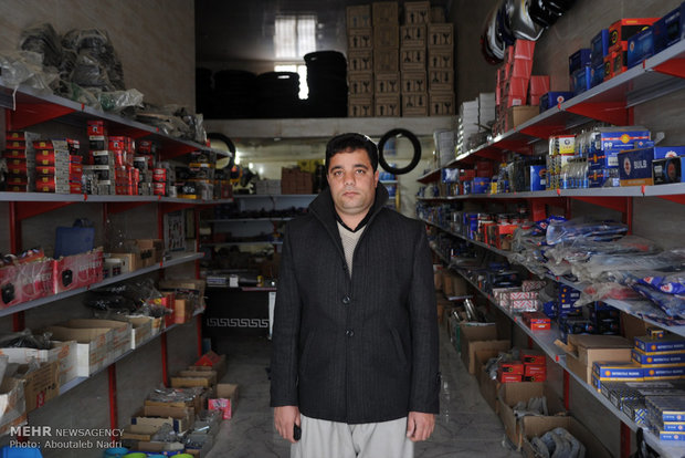 شعیب سعیدی با دریافت وام از کمیته امداد امام خمینی (ره) مریوان صاحب مغازه لوازم یدکی موتور سیکلت شده است.