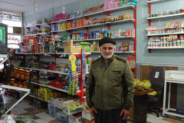 ظاهر قادری با دریافت وام از کمیته امداد امام خمینی (ره) مریوان برای خود و دو نفر دیگر در سوپر مارکت شغل ایجاد کرده است.