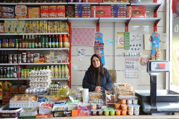 مناف علیزاده با دریافت وام از کمیته امداد امام خمینی (ره) مریوان صاحب فروشگاه مواد غذایی شده است.