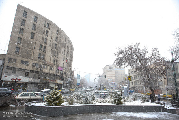 Snowfalls welcomed in polluted Tehran  