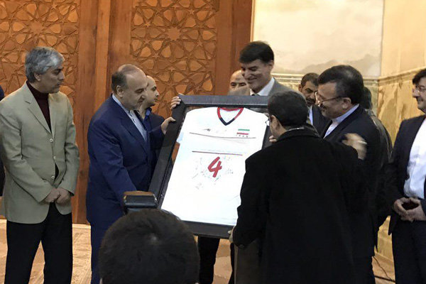 اهدای پیراهن امضا شده تیم ملی والیبال به آستان امام خمینی (ره)
