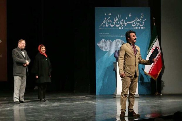 هنر انقلابی باید با زبان مردم سخن بگوید/ هنر انقلابی جهانی شود هنر انقلابی باید با زبان مردم سخن بگوید/ هنر انقلابی جهانی شود