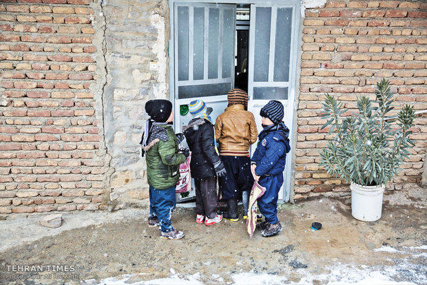  Children would go from house to house asking for a tasty treat (such as chocolate or nuts) in the morning and afternoon during the three-day celebration. 