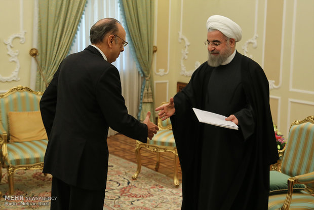 Foreign ambs. submit credentials to Pres. Rouhani
