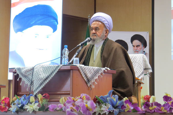فساد اقتصادی و تجمل گرایی بزرگترین آفت انقلاب است