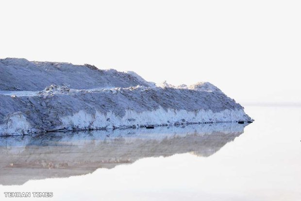 Hoz-e Sultan salt lake 