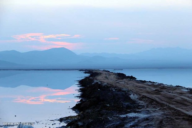 Hoz-e Sultan salt lake 