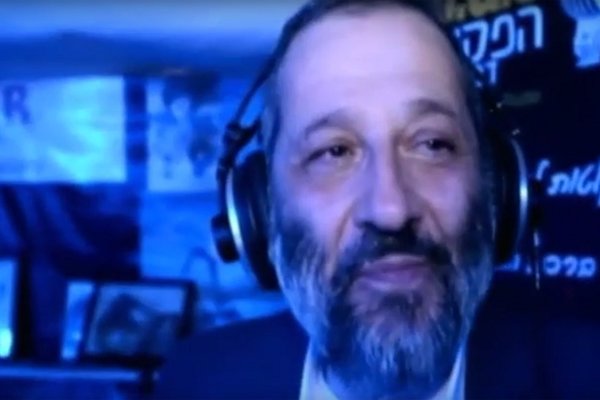 Siyonist Bakan ağlamak için soğan kullandı Siyonist Bakan ağlamak için soğan kullandı