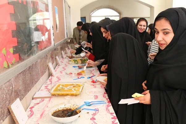 جشنواره غذاهای بومی محلی در دانشگاه پیام نور گناوه برگزار شد