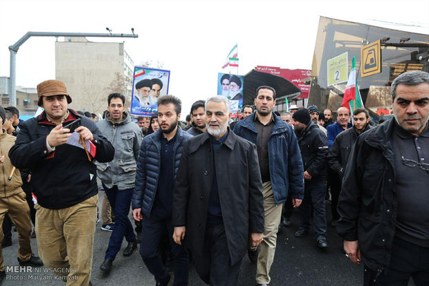 حضور سرلشگر سلیمانی در جمع راهپیمایان تهرانی