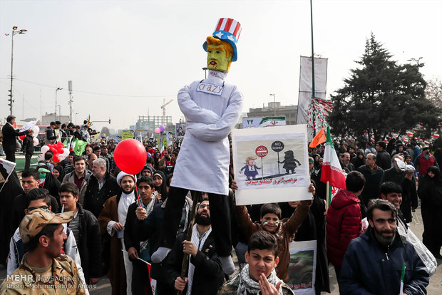 الشعب الايراني يحول التهديدات الامريكية إلى دمى للمسيرات