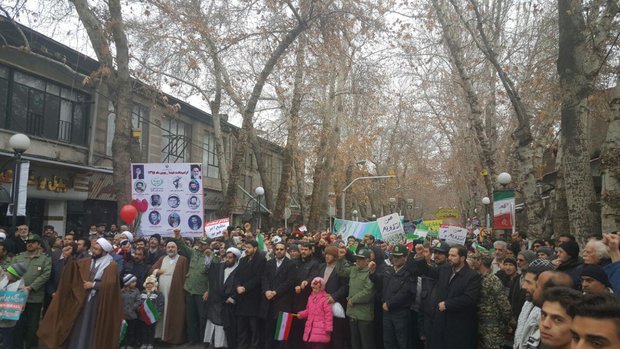 مردم طرقبه شاندیز در راهپیمایی ۲۲ بهمن گرم و پر شور حضور یافتند