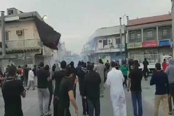 فیلم/یورش نظامیان رژیم بحرین به مراسم سوگواری