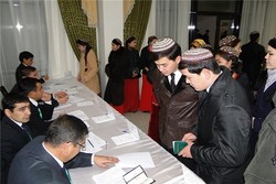 Türkmenistan'da seçmenler sandık başında