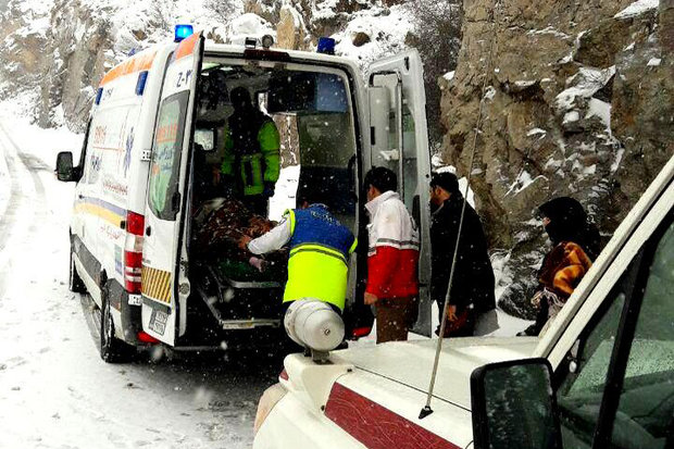 گرفتار شدن ۲ مادر باردار در برف گلستان/بالگرد موفق به فرود نشد