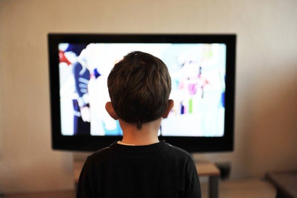 مضرات تماشای تلویزیون برای کودکان زیر ۴ سال/بروز اختلالات رفتاری 