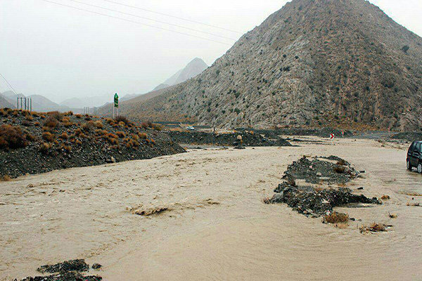 برق  ۳۲ روستا در ریگان قطع شد/ ده‌ها روستا در محاصره سیل