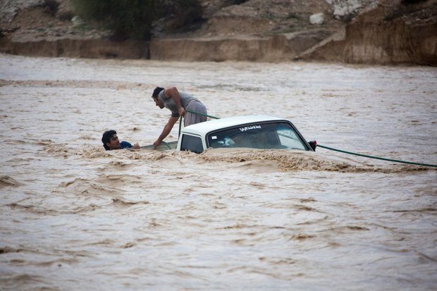 نجات سرنشینان خودروی گرفتار در سیل روستای  ناظریه