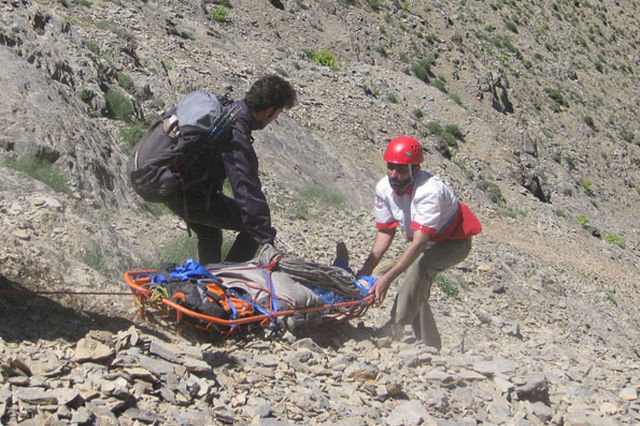 نجات ۲ گردشگر پس از سقوط از ارتفاعات «تنگ رغز» داراب