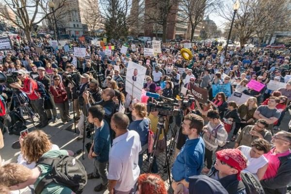 آمریکایی ها با شعار «ترامپ رئیس جمهورم نیست» به خیابانها آمدند