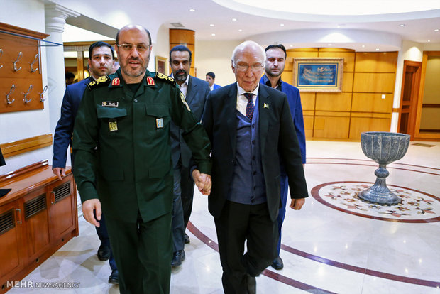 Sartaj Aziz meets General Dehghan in Tehran