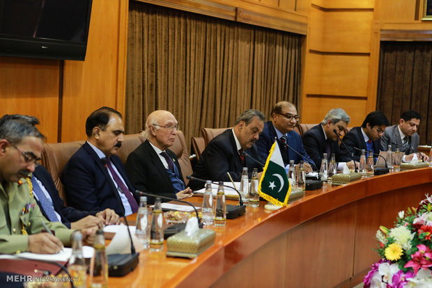 Sartaj Aziz meets General Dehghan in Tehran