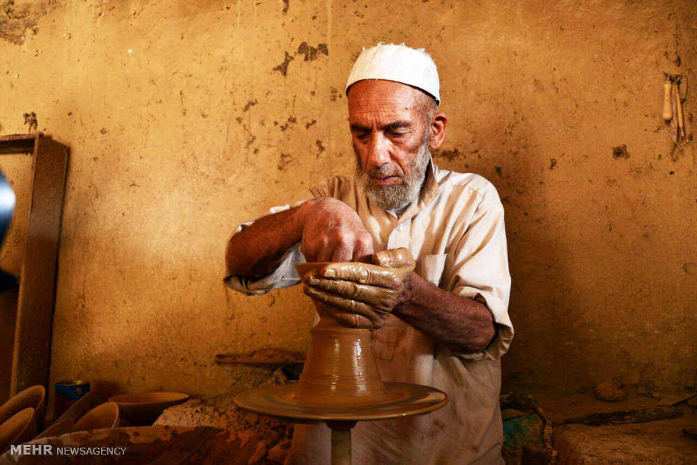 کوزه گری در افغانستان به عنوان یکی از صنایع دستی ریشه دار و پرسابقه. 