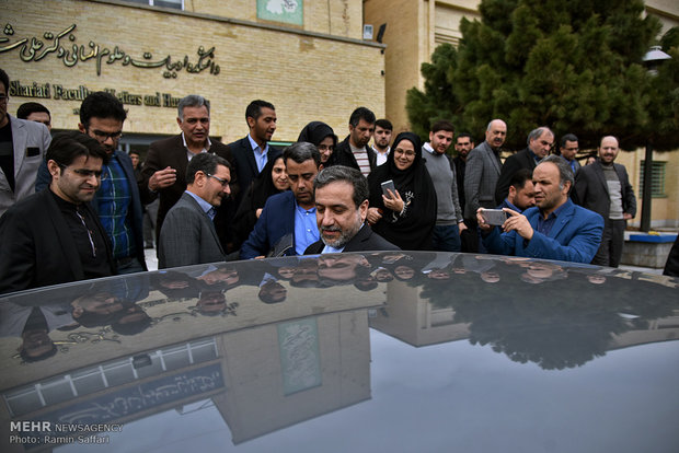 نشست عباس عراقچی معاون محترم وزیر امور خارجه با دانشجویان بین المللی دانشگاه های استان خراسان رضوی