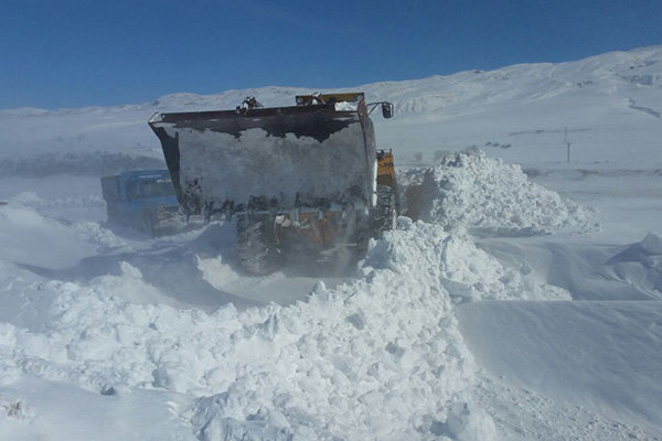  برف‌روبی در روستاهای اردبیل ادامه دارد/ ارتفاع برف به ۵ متر رسید