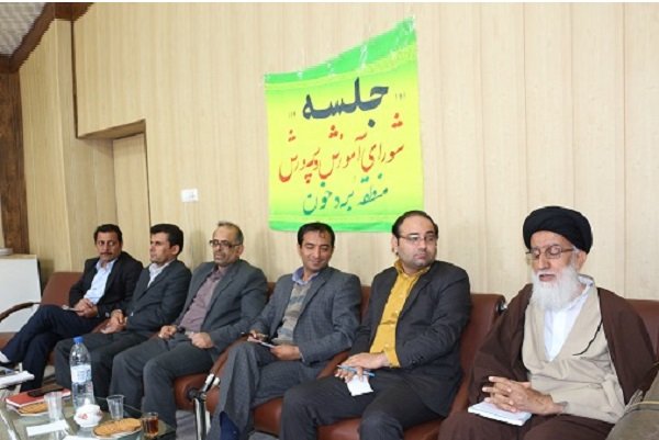 والدین دانش‌آموزان در کنار مدارس باشند