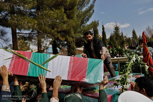 پیکر شهدای دفاع مقدس در شهرهای مختلف فارس تشییع شد