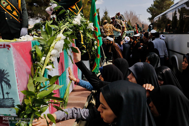 پیکر پاک شهدای دفاع مقدس در شیراز تشییع شد