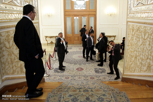 Zarif meets with Indonesia's Coordinating Minister for Economics Affairs Darmin Nasution