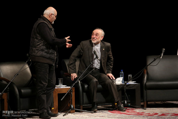 حضور علی اکبر صالحی، رئیس سازمان انرژی اتمی و بهروز قریب پور، کارگردان در همایش ایران فرهنگی در جهان امروز