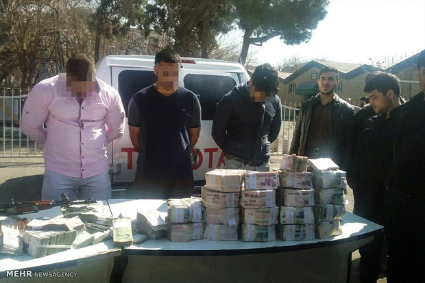 سارقان خودروی حمل پول بانک پاسارگاد تهران در لاهیجان دستگیر شدند
