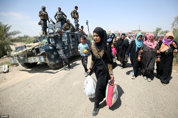 Thousands of civilians flee Mosul amid fierce battle 