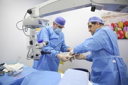 انجام ۱۲ عمل جراحی چشم توسط وزیر بهداشت در منطقه محروم گرماب