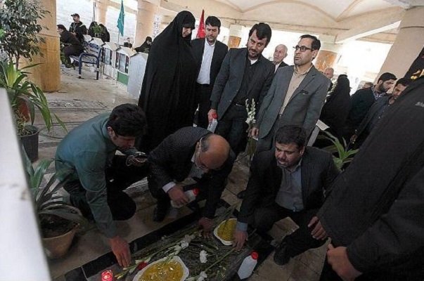 مراسم عطر افشانی و غبارروبی گلزار شهدای بوشهر انجام شد