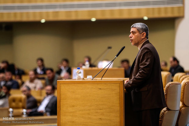 علی طیب نیا وزیر اقتصاد در مراسم رونمایی از طرح ساماندهی سهام عدالت