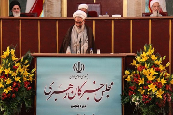 باید به مسئله حقوق های نجومی توجه کرد 