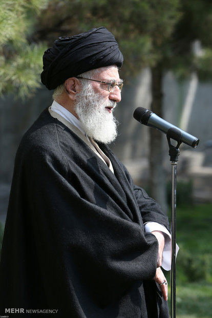 غرس دو اصله نهال میوه در هفته منابع طبیعی توسط مقام معظم رهبری
