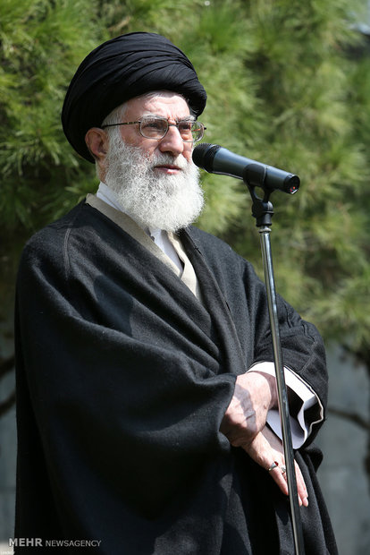 غرس دو اصله نهال میوه در هفته منابع طبیعی توسط مقام معظم رهبری