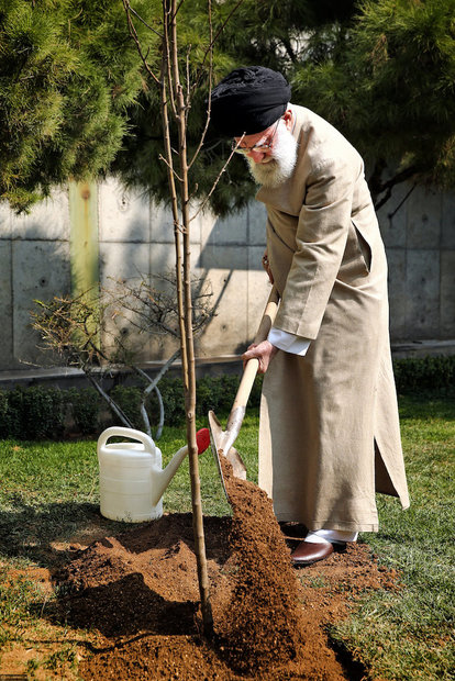 Ayatollah Khamenei planted saplings on Natural Resources Week