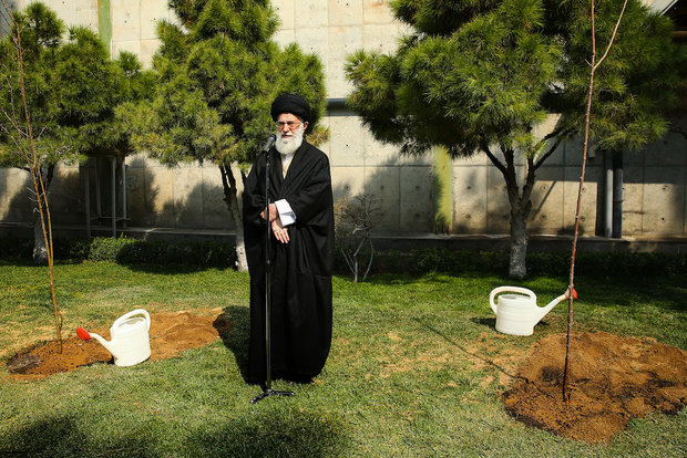 Ayatollah Khamenei planted saplings on Natural Resources Week