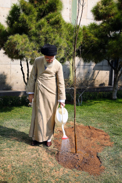 Ayatollah Khamenei planted saplings on Natural Resources Week